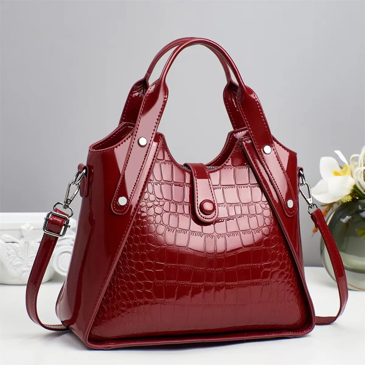 Medium Square PU Streetwear Handbag With Crocodile Pattern And Zipper Closure, Stylish Motorcycle Bag For Women Main image