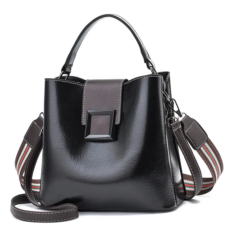 Solid Color Medium PU Leather Bucket Bag For Women With Clasp Buckle Closure, Basic Style Shoulder Bag Main image
