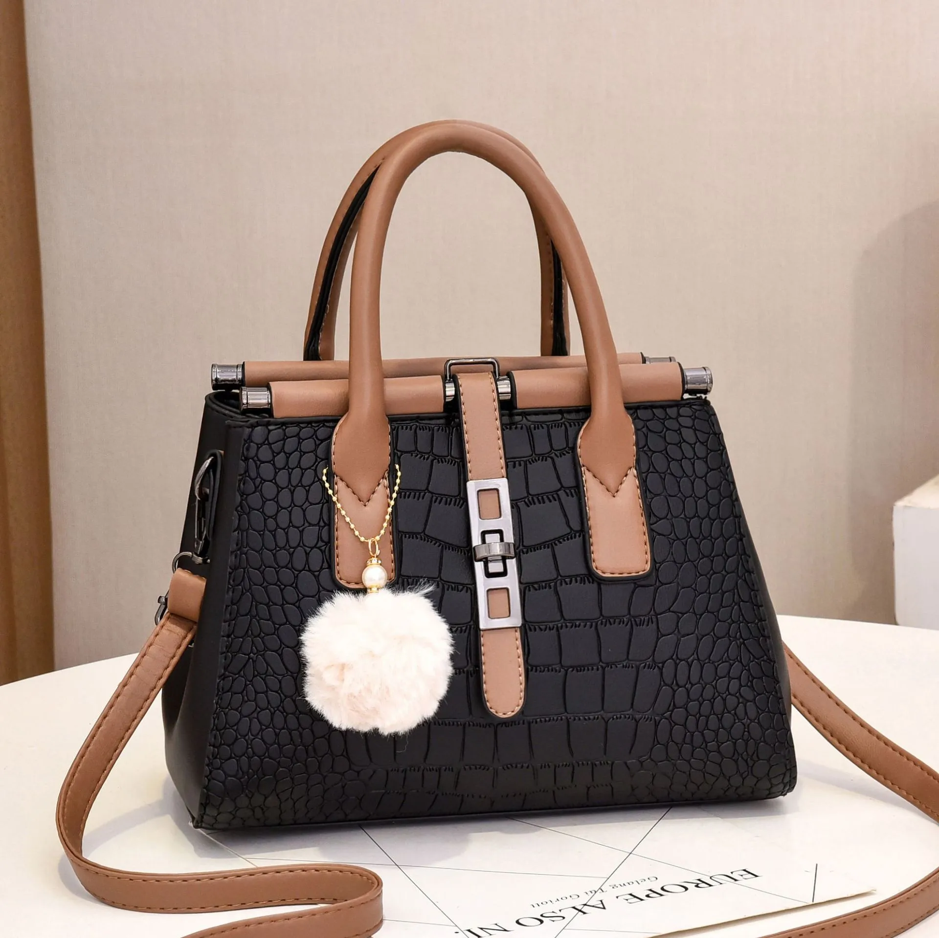 Large Solid Color Pu Leather Handbag For Women With Zipper Closure In Retro European And American Style Main image
