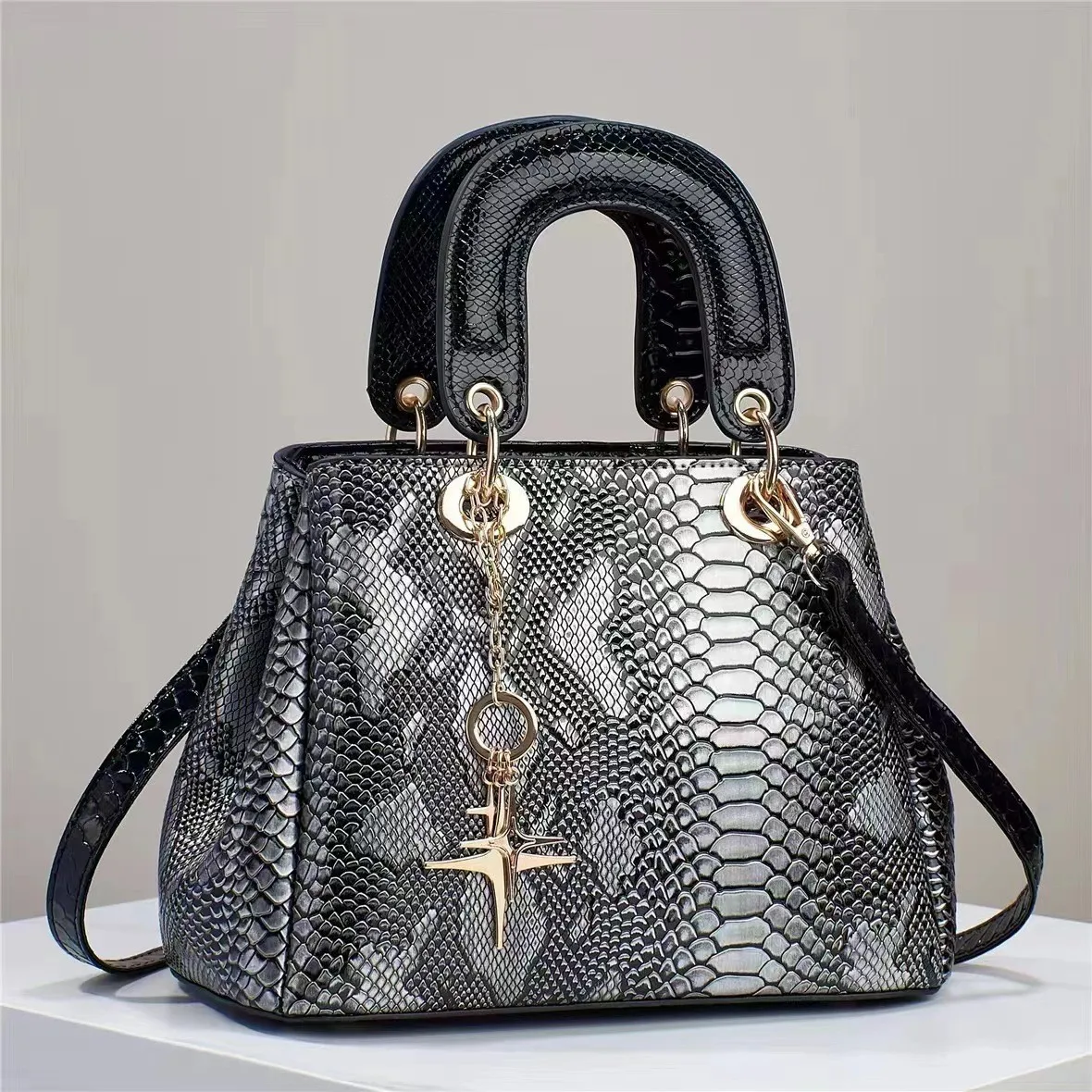 Large Square PU Streetwear Handbag With Crocodile Pattern And Zipper Closure, Stylish Motorcycle Bag For Women Main image
