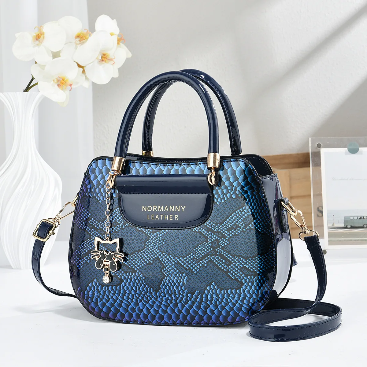 Women’s Solid Color Square Shoulder Bag In Patent Leather With Sequins Main image