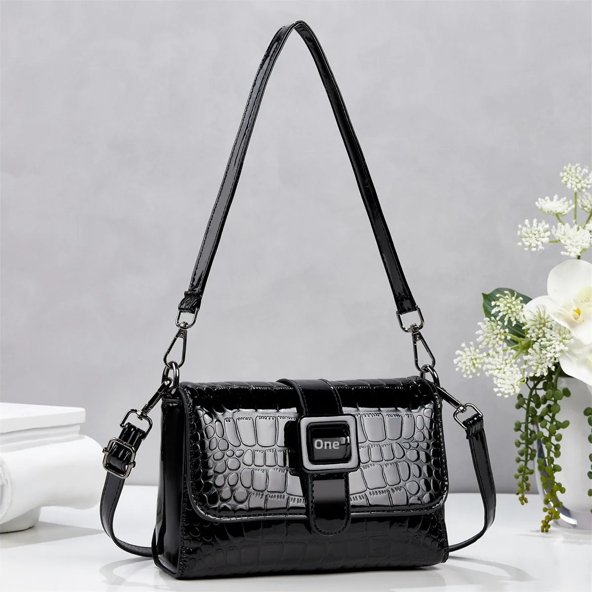 Women’s Crocodile Pattern PU Leather Square Underarm Bag With Lock Main image