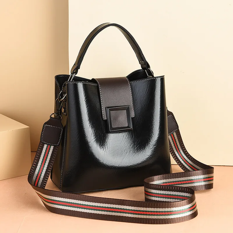 Solid Color Medium PU Leather Bucket Bag For Women With Clasp Buckle Closure, Basic Style Shoulder Bag