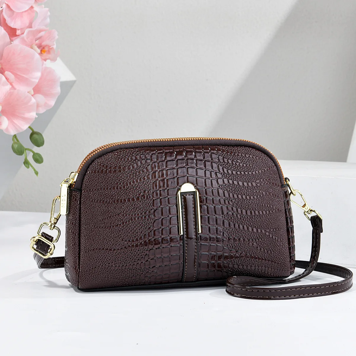 Women’s Crocodile Pattern PU Leather Crossbody Bag With Shell Shape And Sewing Thread Detail